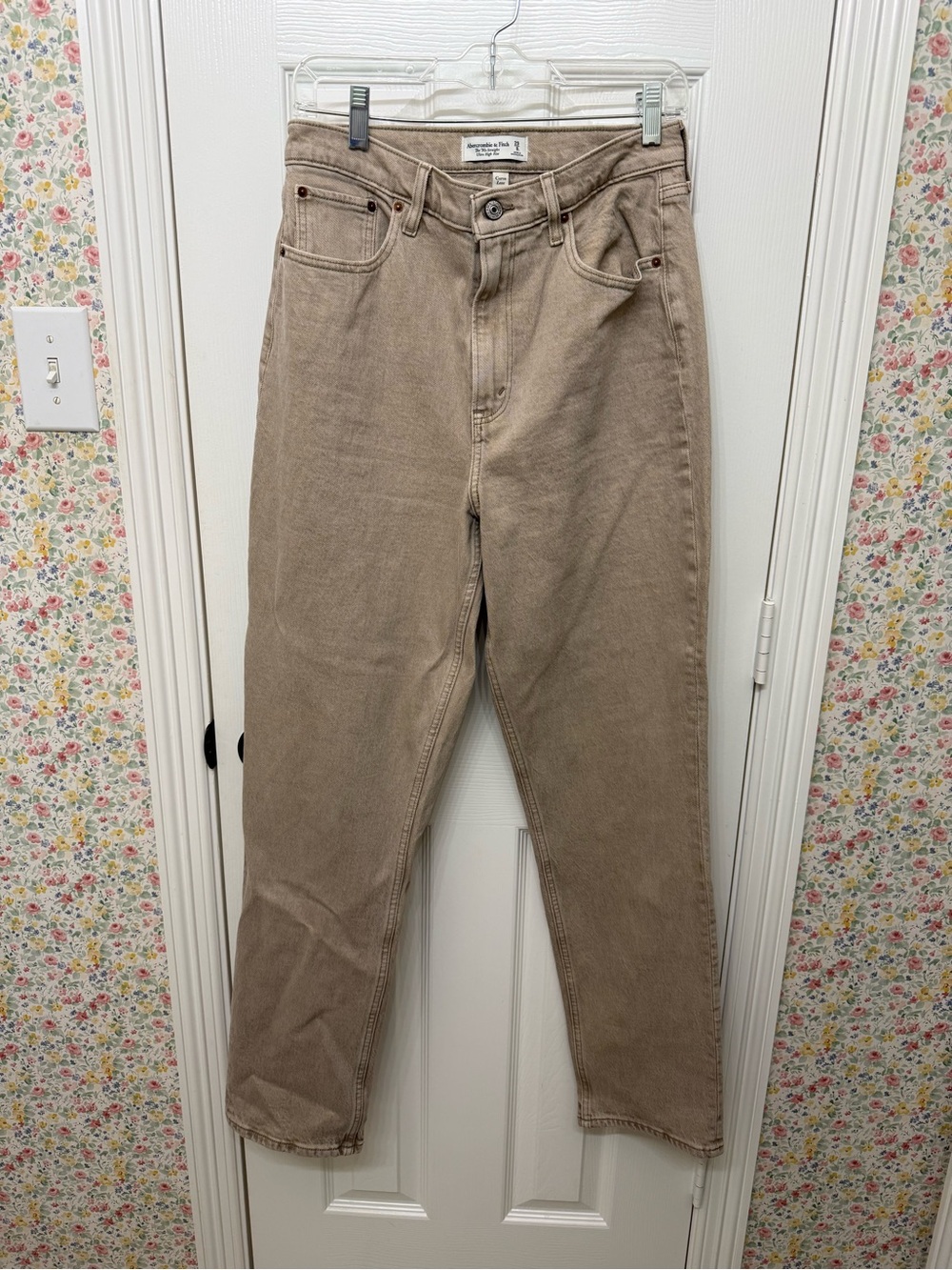 Abercrombie & Fitch Curve Love Ultra High-Rise 90's Straight Jeans — Taupe